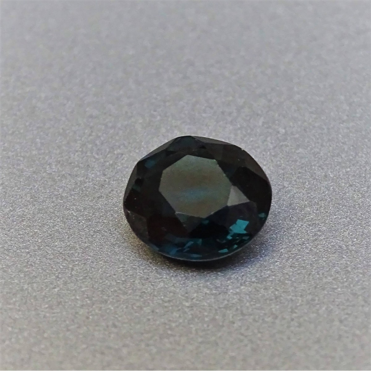 Spinel - 1,51 ct, Sri Lanka, certificate CGL (Ceylon Gem Lab) member associations GIA