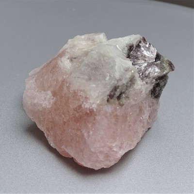 Morganit (rosa Beryll) - ein seltener roher Morganit mit Albit.
Gewicht: 109,8 g
