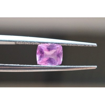Safír - 1,06 ct - šperkový přírodní broušený kámen. Název drahokamu je odvozen z latiny a odkazuje na nejčastější barvu. Zni: SA