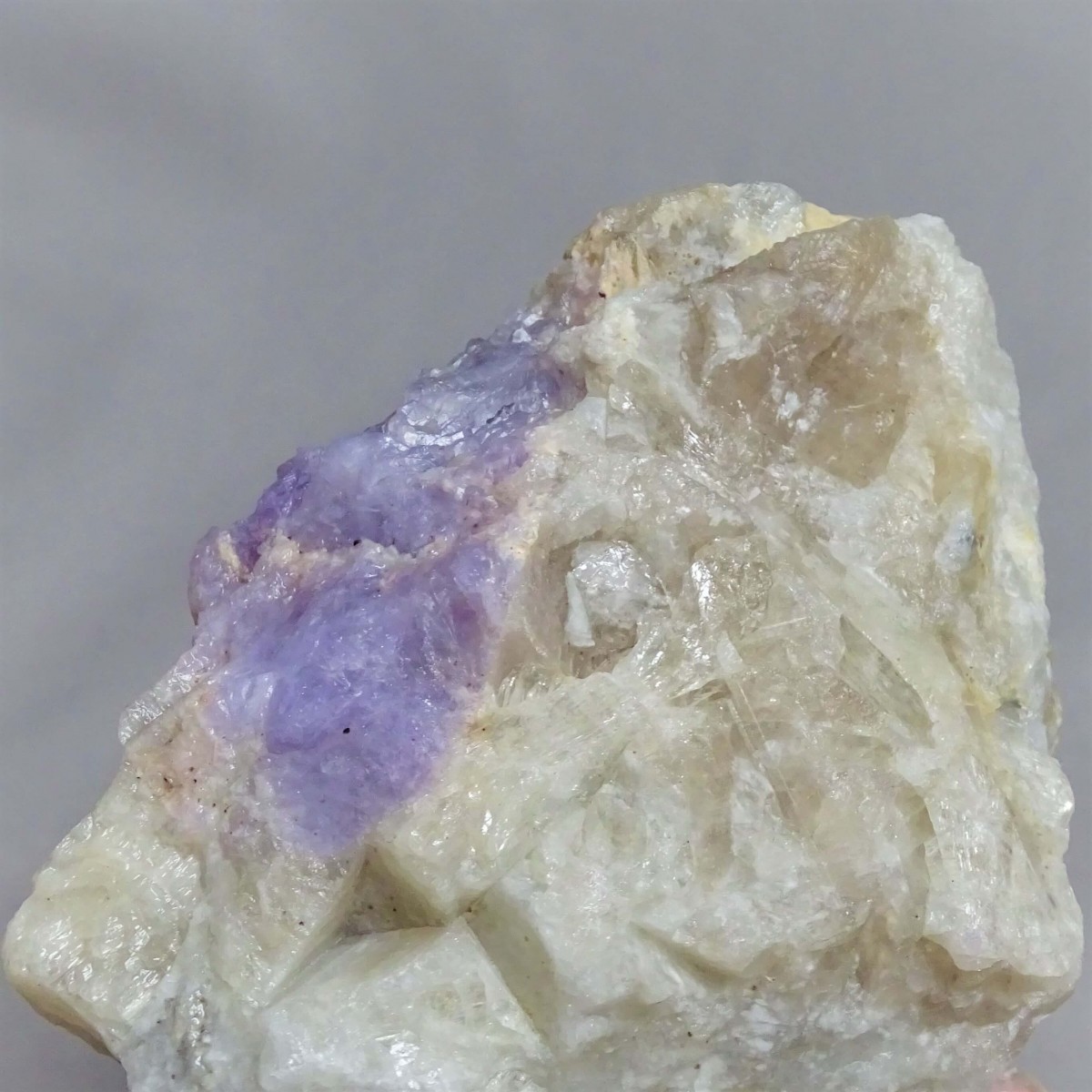 Hackmanite raw mineral 438g, Afghanistan