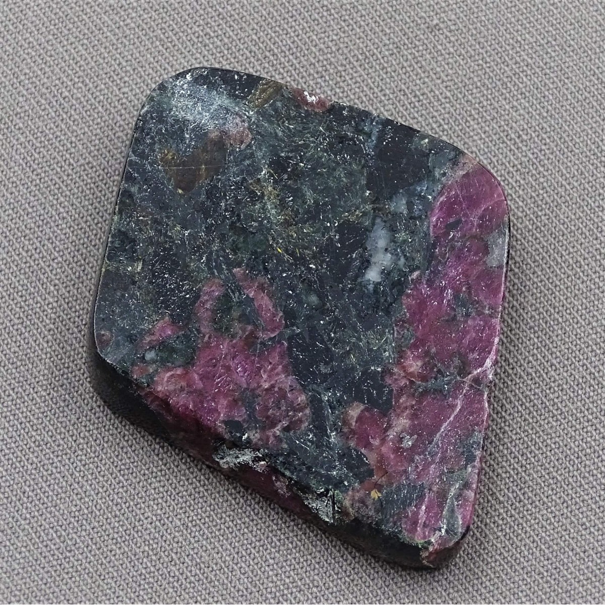 Eudialyte polierter Teller 14,3g, Russland