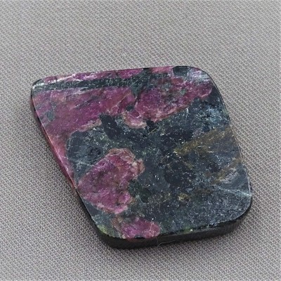 Eudialyte polierter Teller 14,3g, Russland