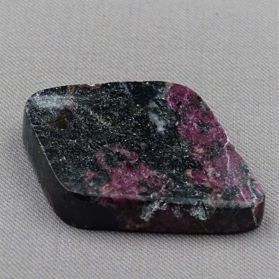 Eudialyte polierter Teller 14,3g, Russland