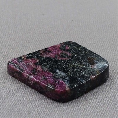 Eudialyte polierter Teller 14,3g, Russland