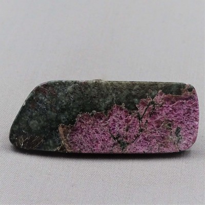 Eudialyte polierter Teller 17,9g, Russland