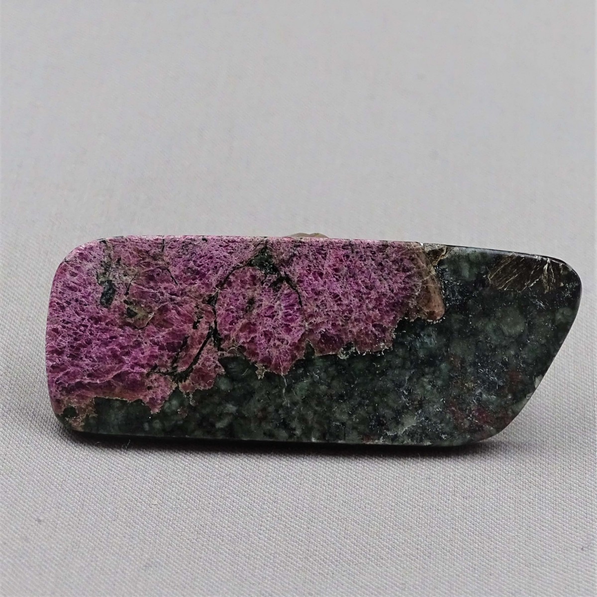 Eudialyte polierter Teller 17,9g, Russland