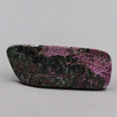 Eudialyte polierter Teller 17,9g, Russland