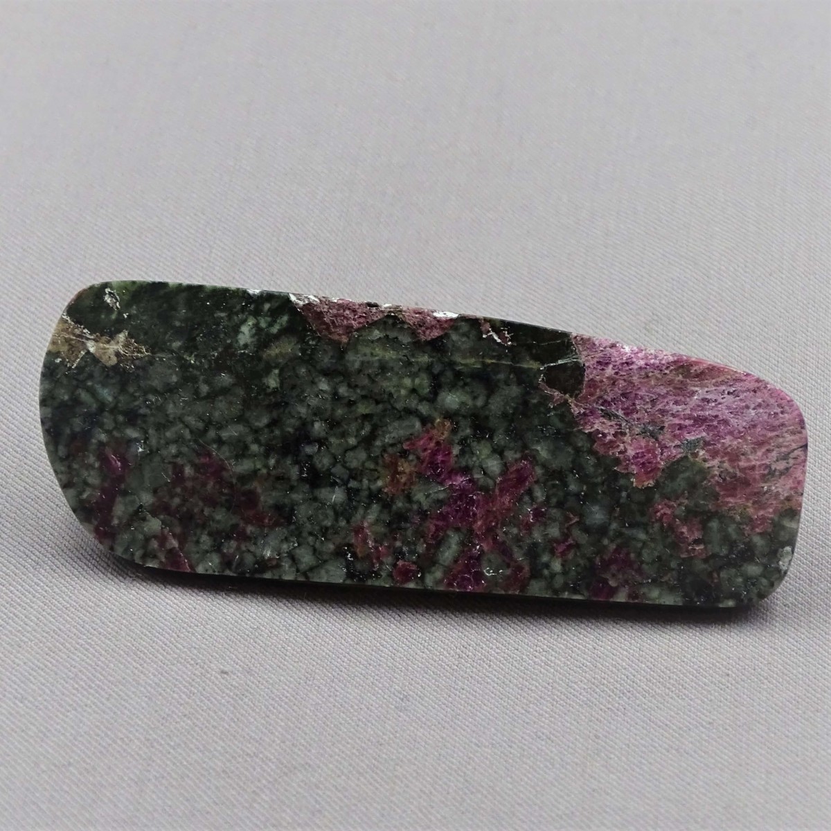 Eudialyte polierter Teller 22,7g, Russland