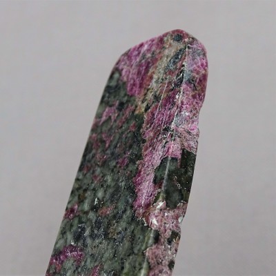 Eudialyte polierter Teller 22,7g, Russland