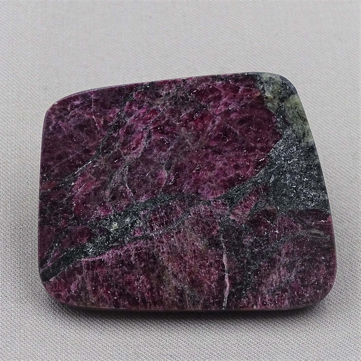 Eudialyte polierter Teller 28,2g, Russland