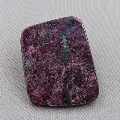 Eudialyte polierter Teller 28,2g, Russland