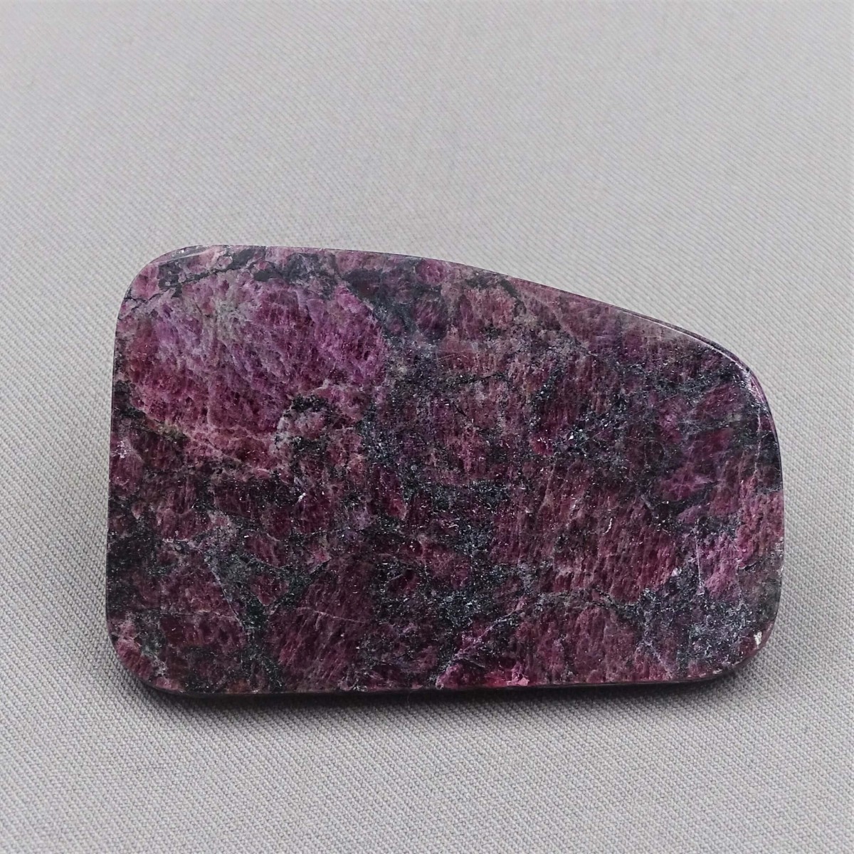 Eudialyte polierter Teller 26g, Russland