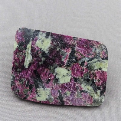 Eudialyte polierter Teller 50,6g, Russland