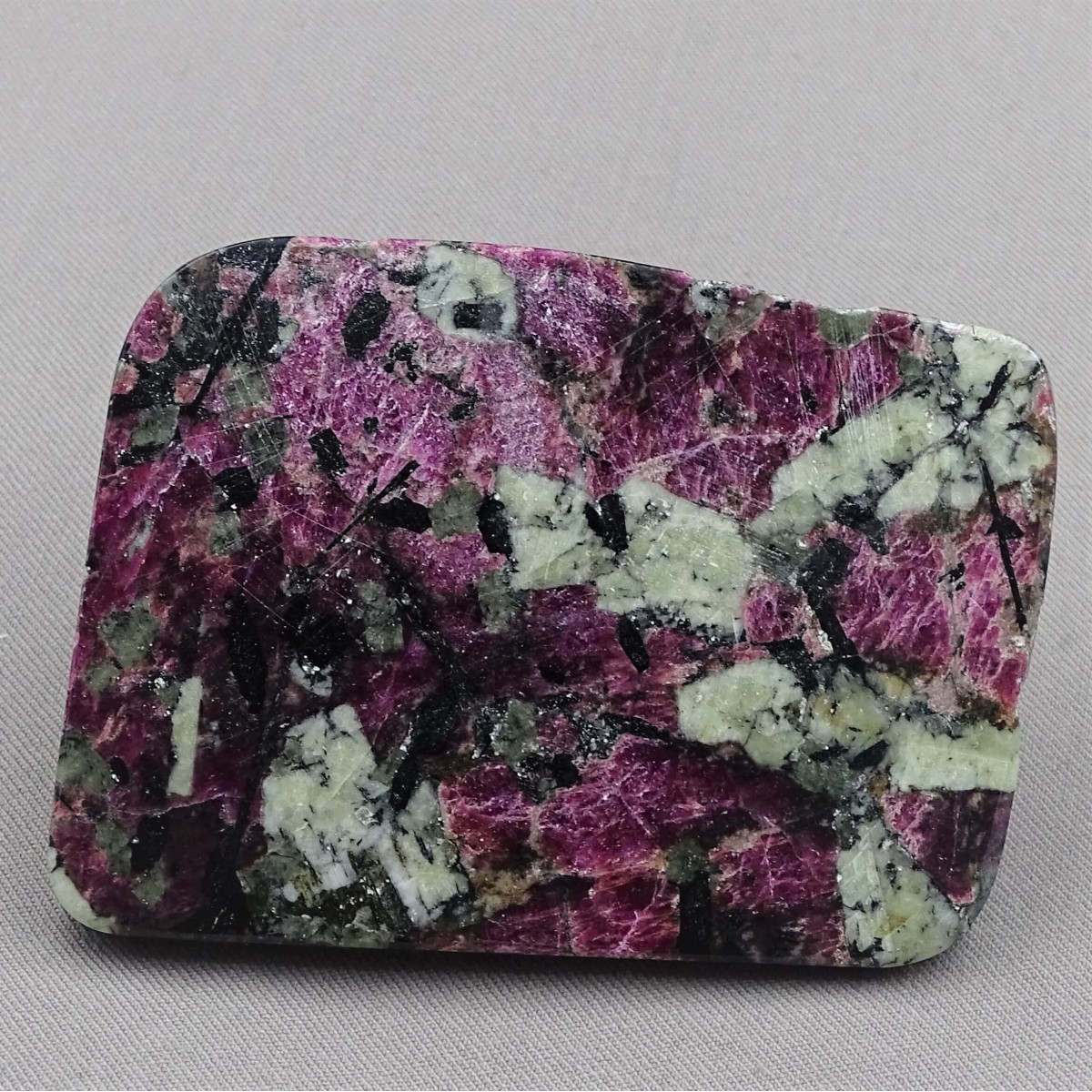 Eudialyte polierter Teller 50,6g, Russland