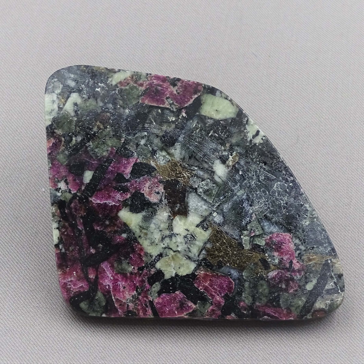 Eudialyte polierter Teller 58,3g, Russland