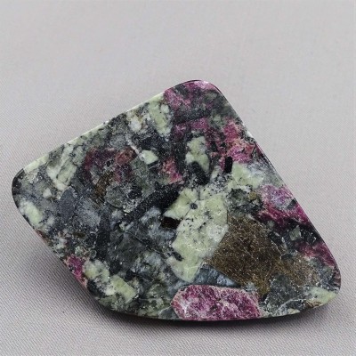 Eudialyte polierter Teller 58,3g, Russland