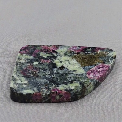 Eudialyte polierter Teller 58,3g, Russland