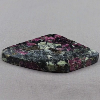 Eudialyte polierter Teller 58,3g, Russland