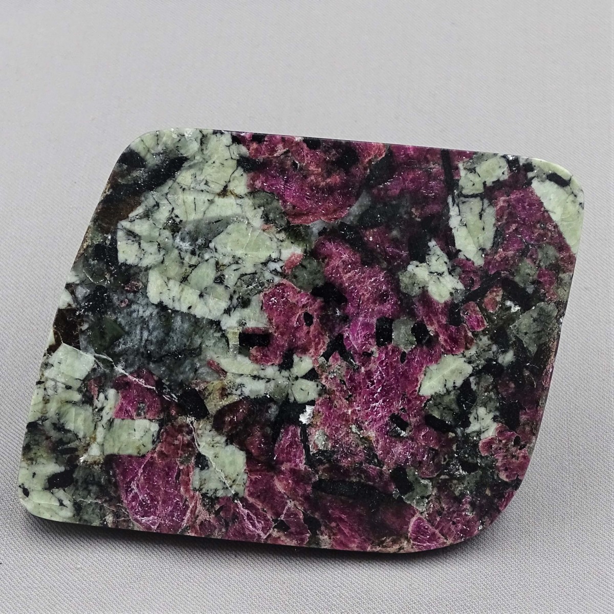 Eudialyte polierter Teller 78,9g, Russland