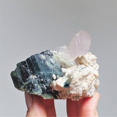 Morganit přírodní krystal s turmalínem sbírkový kus 186g, Afganistán