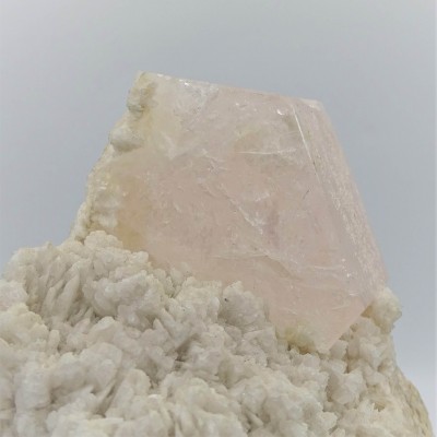 Morganit přírodní krystal v albitu sírkový kus 612g, Afganistán