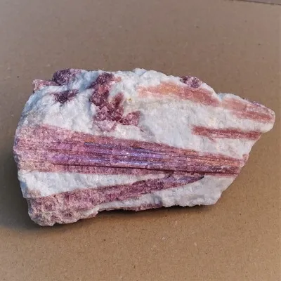 Rubelit/červený turmalín