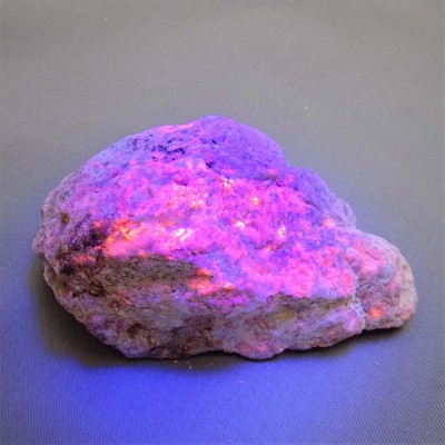 Hackmanite raw mineral 206g, Afghanistan