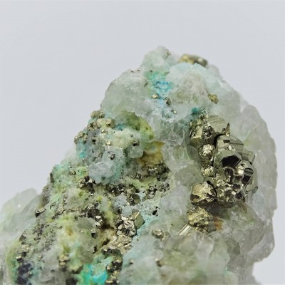 Fluorit kombinace s pyritem a chryzokolem 106g, Peru