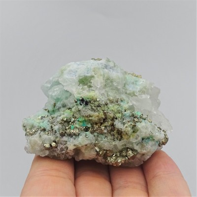 Fluorit kombinace s pyritem a chryzokolem 106g, Peru