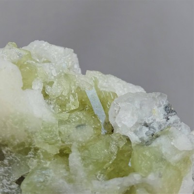 Brasilianit-Kristalle in Drusen 206g, Brasilien