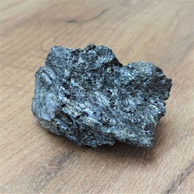 Nuummite surový minerál 151g, Grónsko