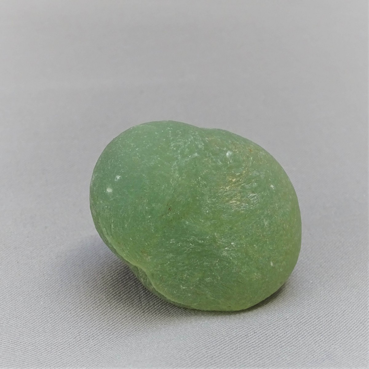 Prehnite natural mineral 80.2g, Mali