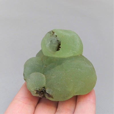 Prehnite natural mineral 150.9g, Mali