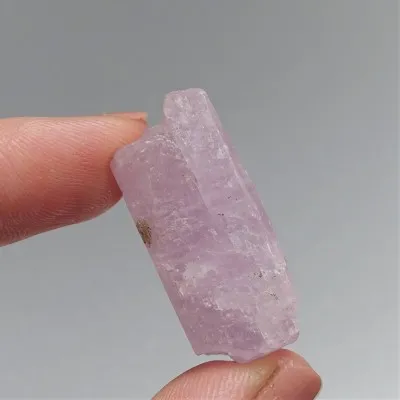 Kunzit přírodní krystal 15,6g, Afganistán