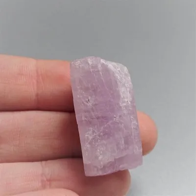 Kunzit přírodní krystal 15,6g, Afganistán