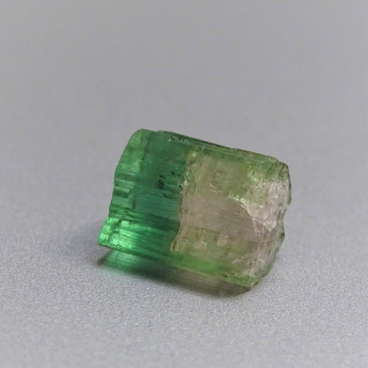 Turmalín Elbait přírodní krystal 3,2g, Afganistán