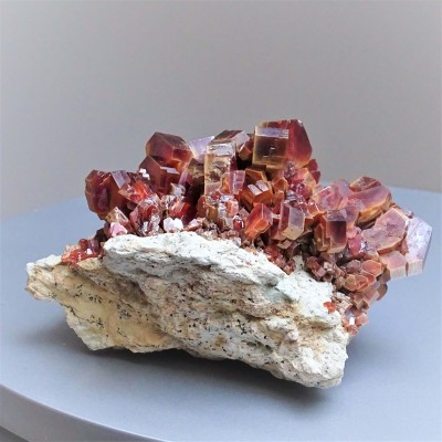 Vanadinite mineral 595g, Morocco