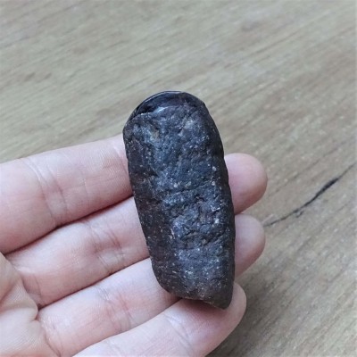 Safír s rubínem surový krystal 57,5g, Indie
