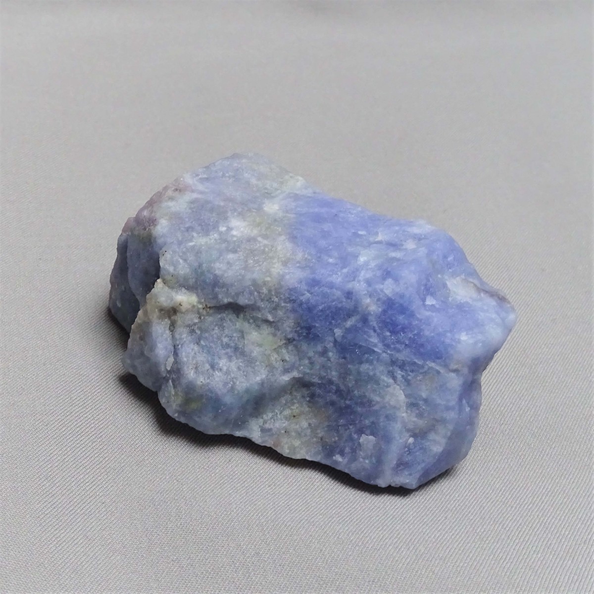 Hackmanite natural crystal 154g, Afghanistan