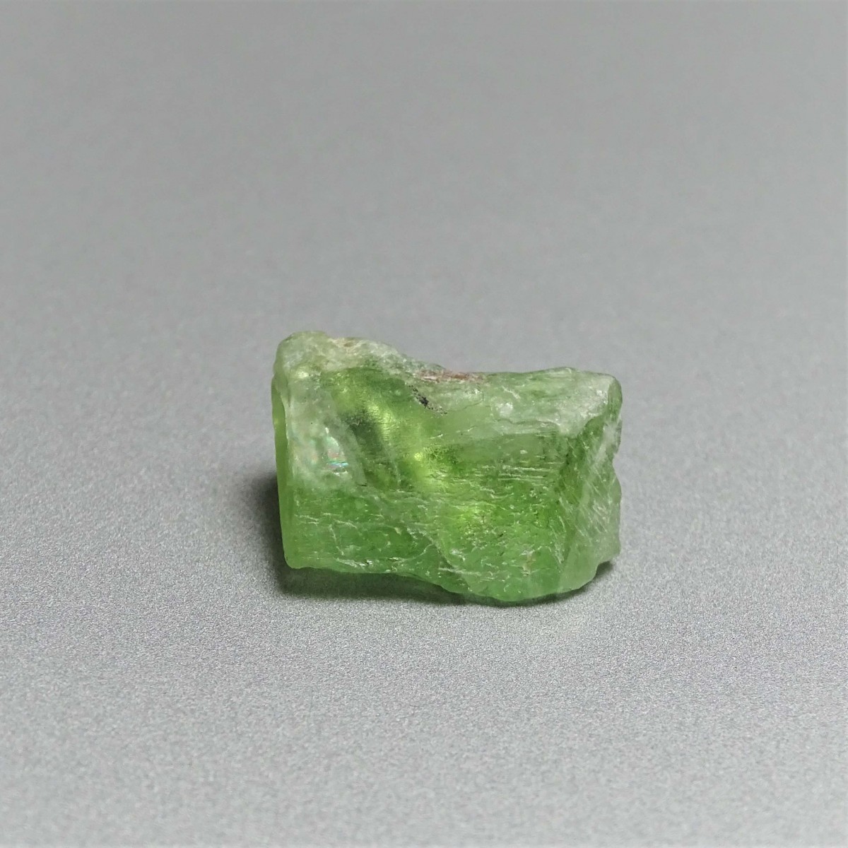 Peridot / Olivine crude mineral 4.4g, Pakistan