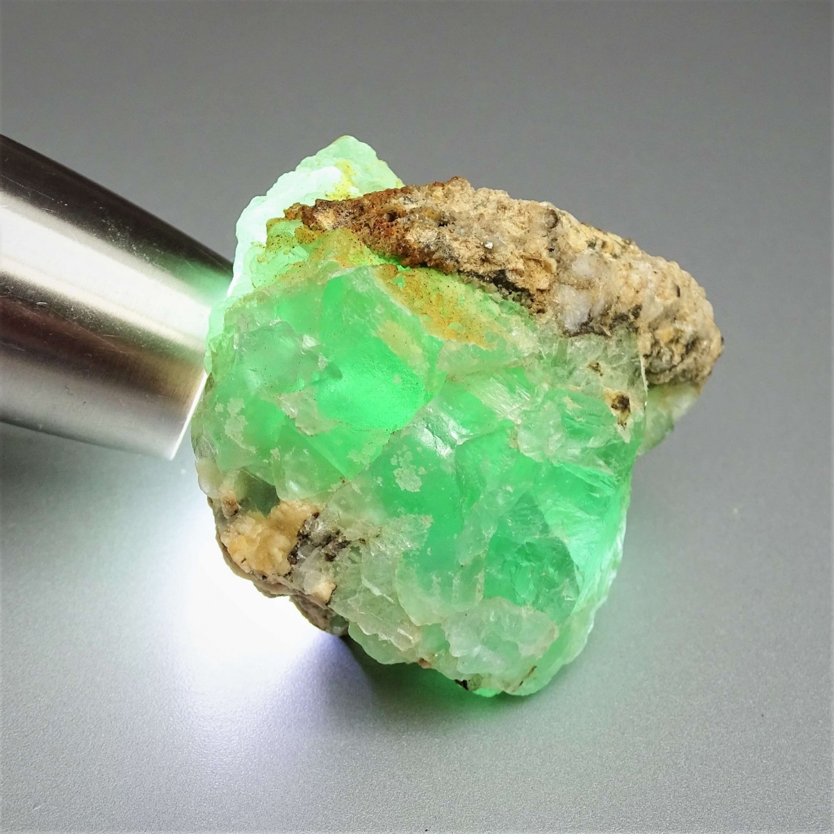 Fluorite raw mineral emerald green color 121.8g, Pakistan