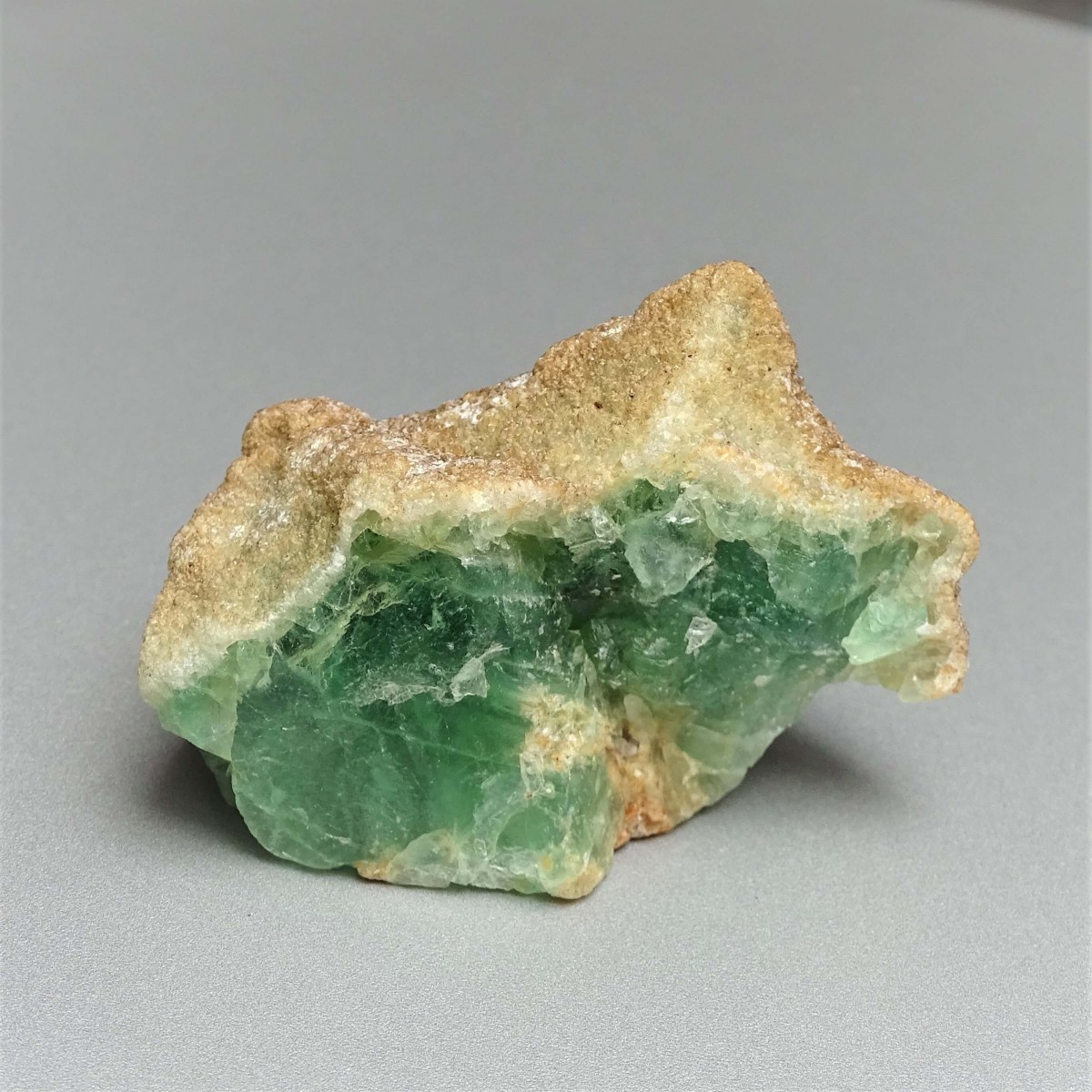 Fluorit surový minerál smaragdově zelená barva 83,5g, Pakistán