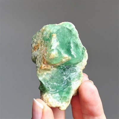 Fluorite raw mineral emerald green color 83.5g, Pakistan