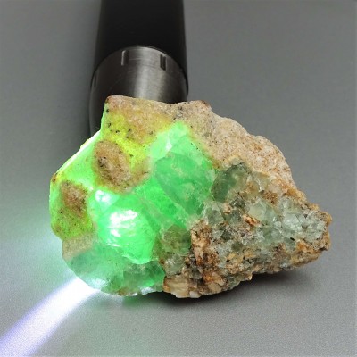 Fluorite raw mineral emerald green color 106.4g, Pakistan