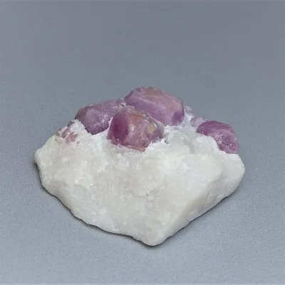 Natürlicher roher Rubin 86,7g, Mazedonien