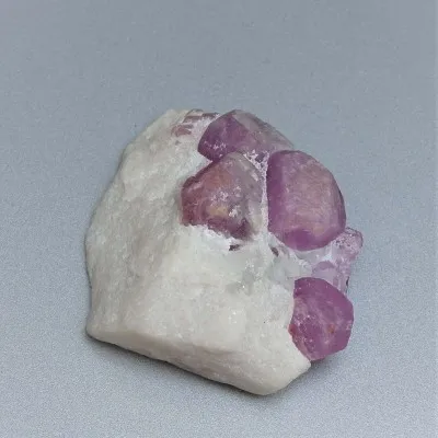 Natürlicher roher Rubin 86,7g, Mazedonien