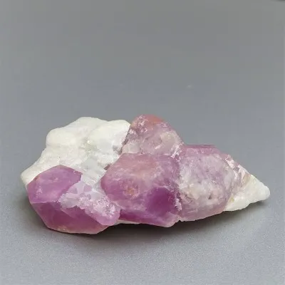 Natürlicher roher Rubin 86,7g, Mazedonien