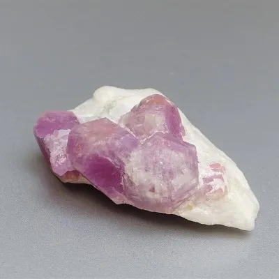 Natürlicher roher Rubin 86,7g, Mazedonien