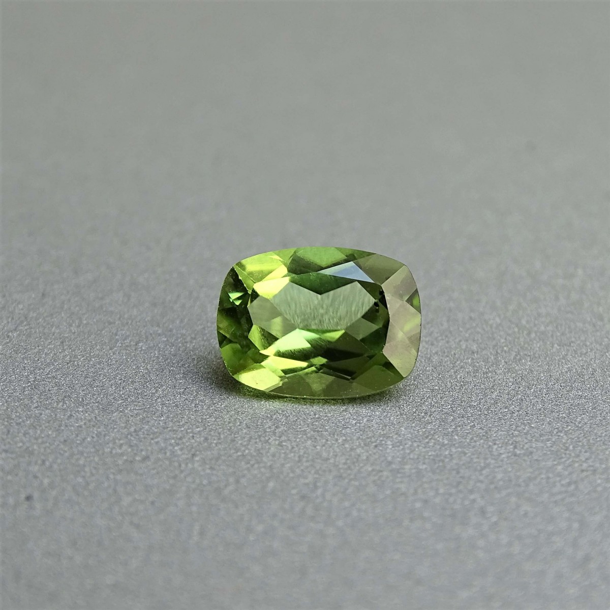 Olivín - Peridot broušený 1,48ct, Pakistán