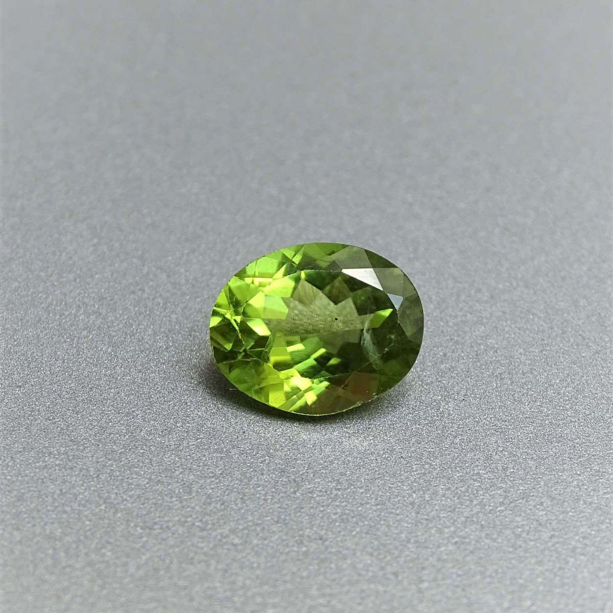 Peridot (olivine) cut gemstone 2.46ct, Pakistan